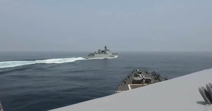 美軍在台海演習期間，中共軍艦迅速航行穿越切入前方位置。（翻攝自dvidshub.net）