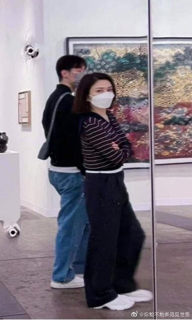 關之琳雖然比較鮮明是跟富商名字連一起的印象，但也有不少鮮肉插曲。（微博圖片）