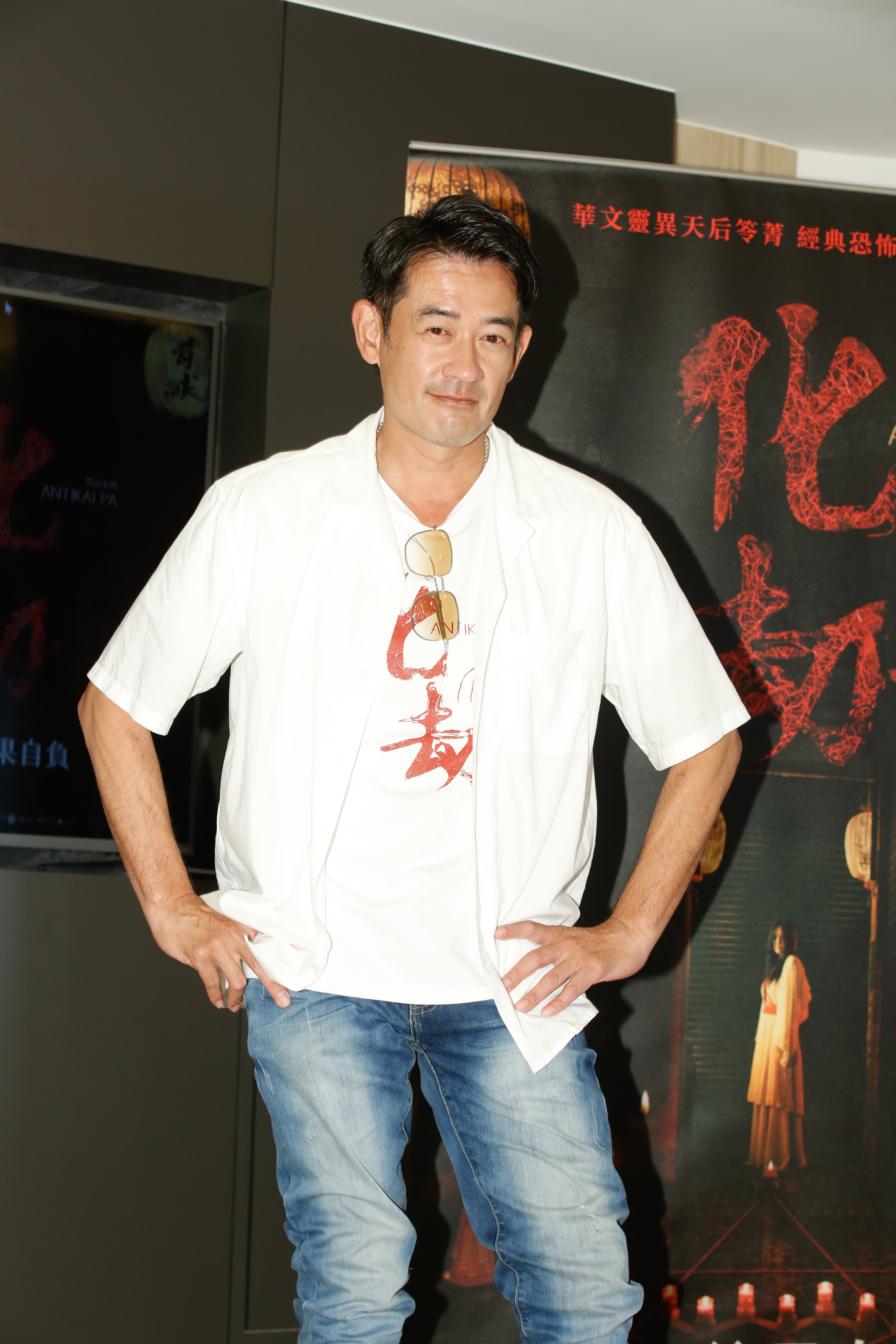別的戲劇裡都是帥氣現身的柯叔元，這次演廟公卻刻意不減肥，又剪了個瓜呆頭，自認很接地氣，是個可愛的廟公。