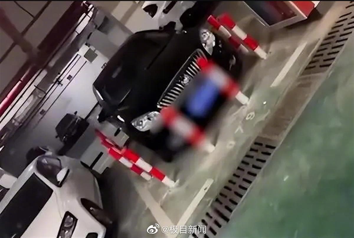 徐姓車主不滿私人車站遭人霸占，找來焊工在自己的車位四周焊上鐵柱。（翻攝微博）