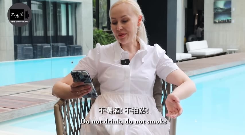 倪菈媽媽唱了一首歌給未來女婿。（翻攝自不要鬧工作室YouTube）