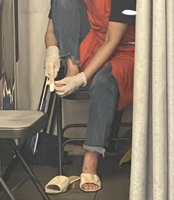 咖啡店店長被消費者直擊在店內磨腳皮。（翻攝韓網論壇）