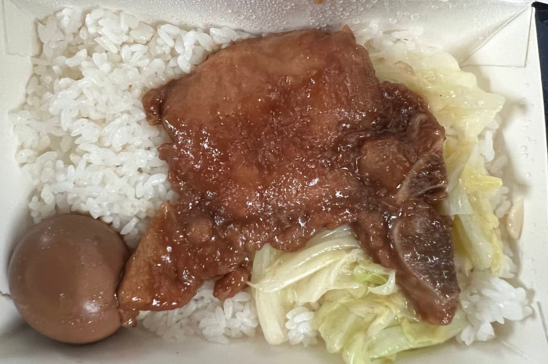 網友抱怨台鐵便當傳統配菜滷豆皮消失，而且便當配菜份量減少。（翻攝PTT）