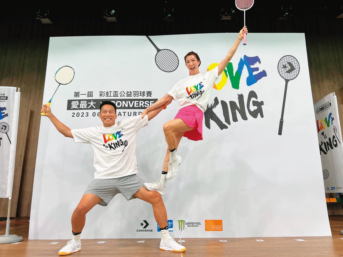 日前艾力克斯（左）、李詠嫻（右）參加公益羽球賽，夫妻倆打得很起勁。