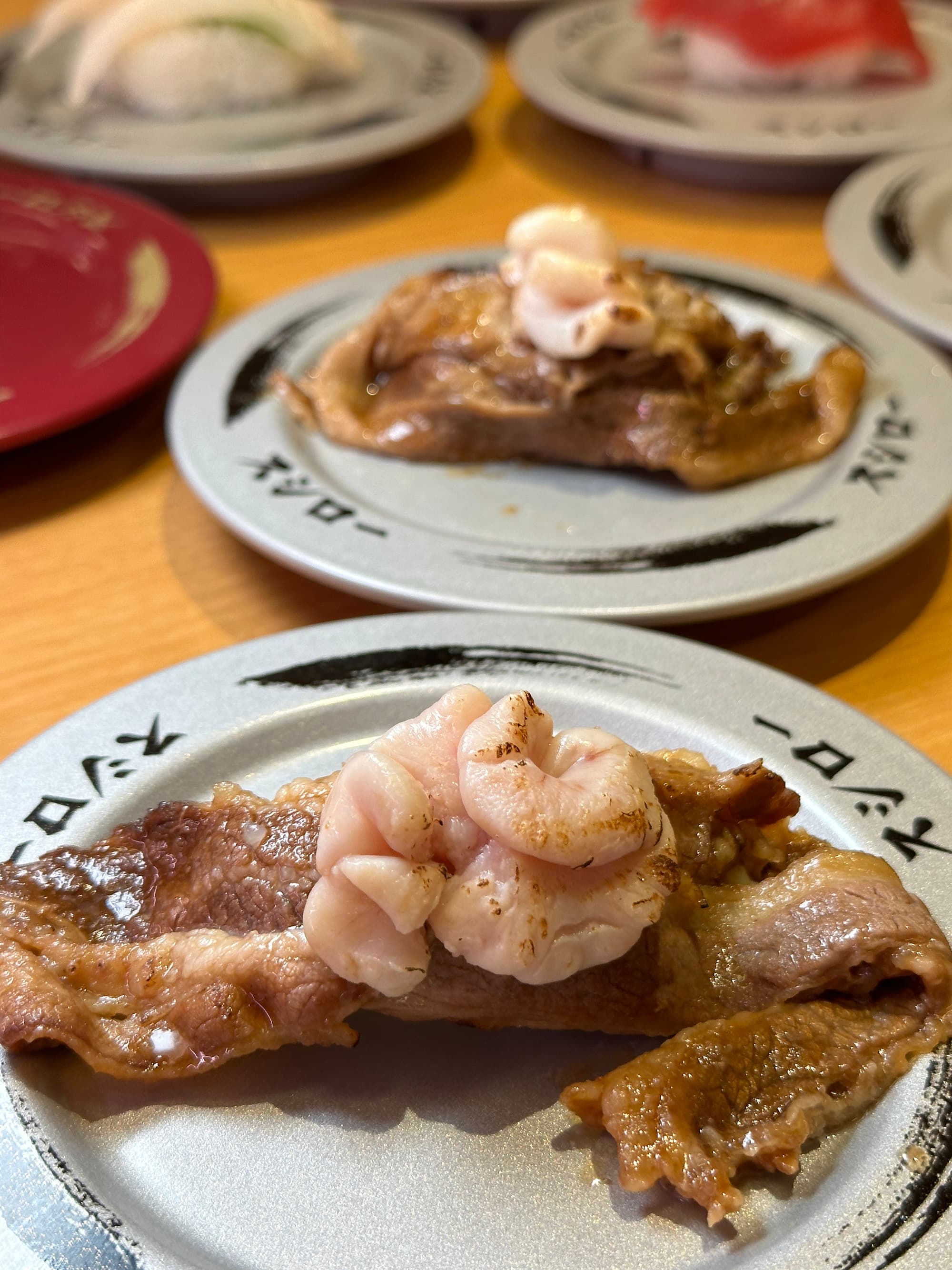「禁斷的鱈魚白子牛肉」以牛肉的油脂香氣搭配滑順濃郁的白子，是讓許多饕客一吃難忘的夢幻菜色。（60元／盤）