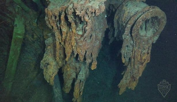 鐵達尼號殘骸沉在3800公尺海底。（翻自《每日星報》）