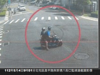 檢方公布監視器畫面，顯示2人於辦理完結婚登記後，夏男騎乘機車搭載賴男返回案發社區。（台中地檢署提供）
