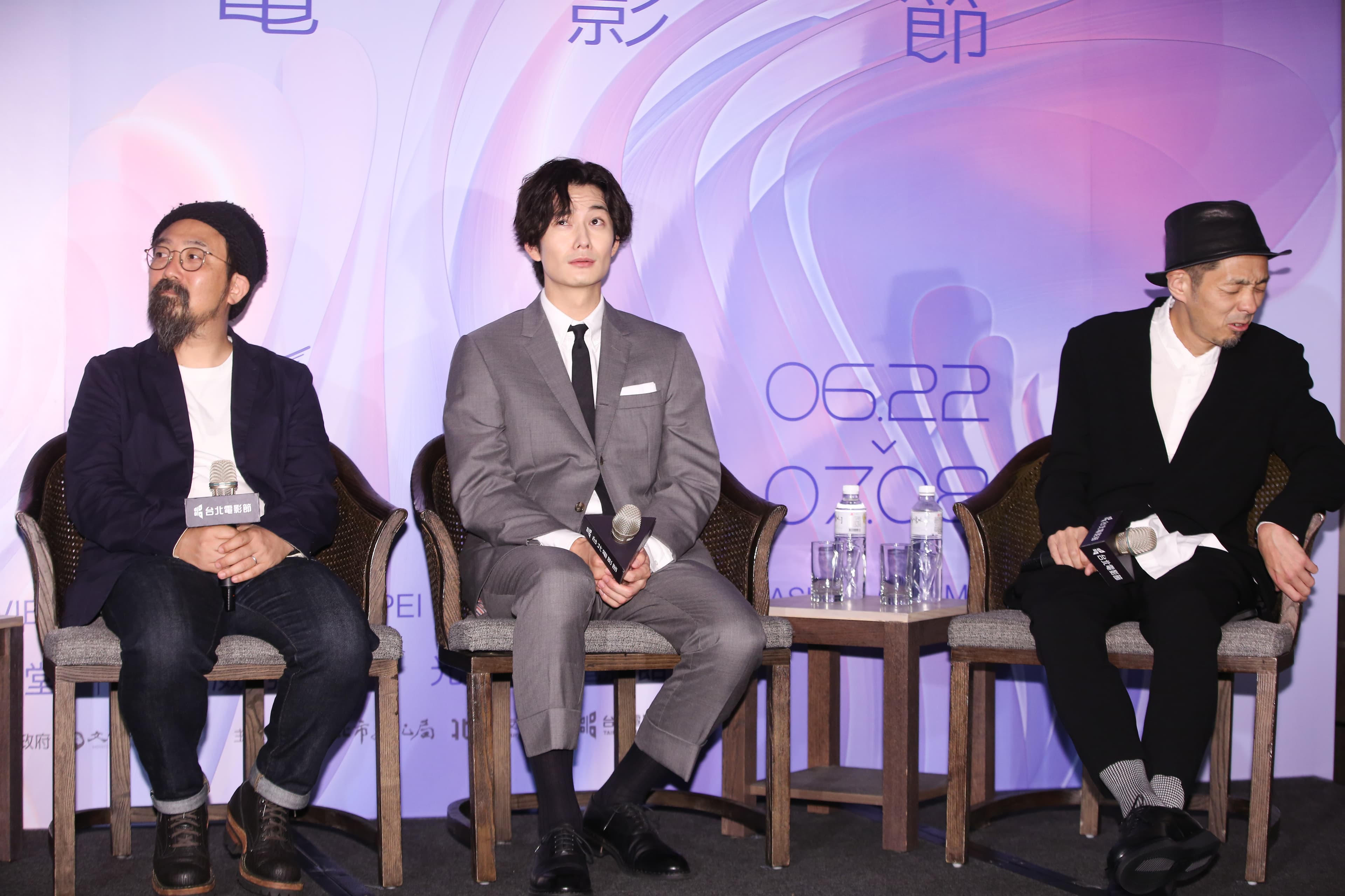 導演山下敦弘、男主角岡田將生與編劇宮藤官九郎聽到豆花味道像「甜豆腐」時露出疑惑表情。