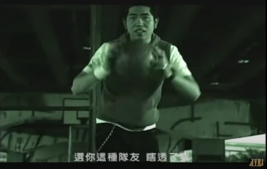 歌曲中有句歌詞「選你這種隊友 瞎透了我」，此時MV鏡頭在NONO身上，顯得格外諷刺。（翻攝自周杰倫 Jay Chou YT頻道）