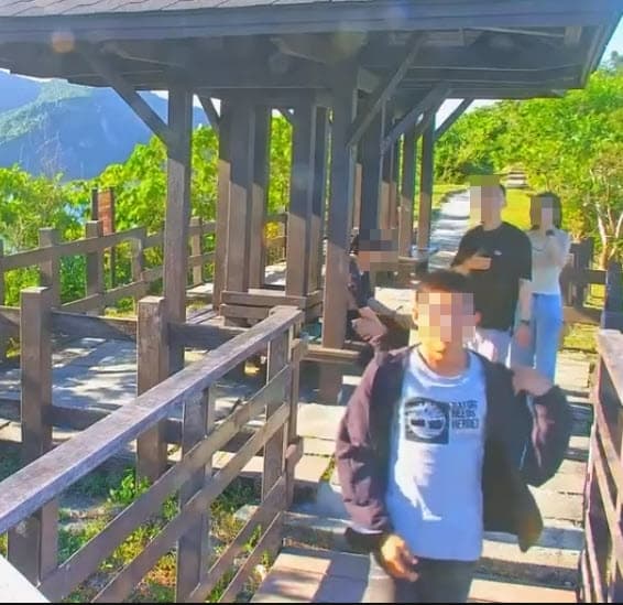 大石鼻山步道的監視鏡頭遭人擅自移動，甚至被拿來當成「合照」工具。（翻攝自【Nga'ayho】你好，東海岸臉書粉專）