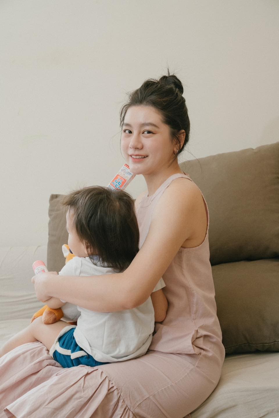 小蠻稱專注育兒，等他睡了才有空碰手機，才發現許多媒體朋友私訊詢問關於大牙爆料。（翻攝臉書）
