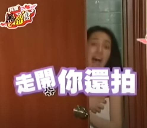 節目也拍下小薰剛洗完澡，只裹著一條浴巾的畫面。（翻攝，YouTube《我愛黑澀會》節目片段）