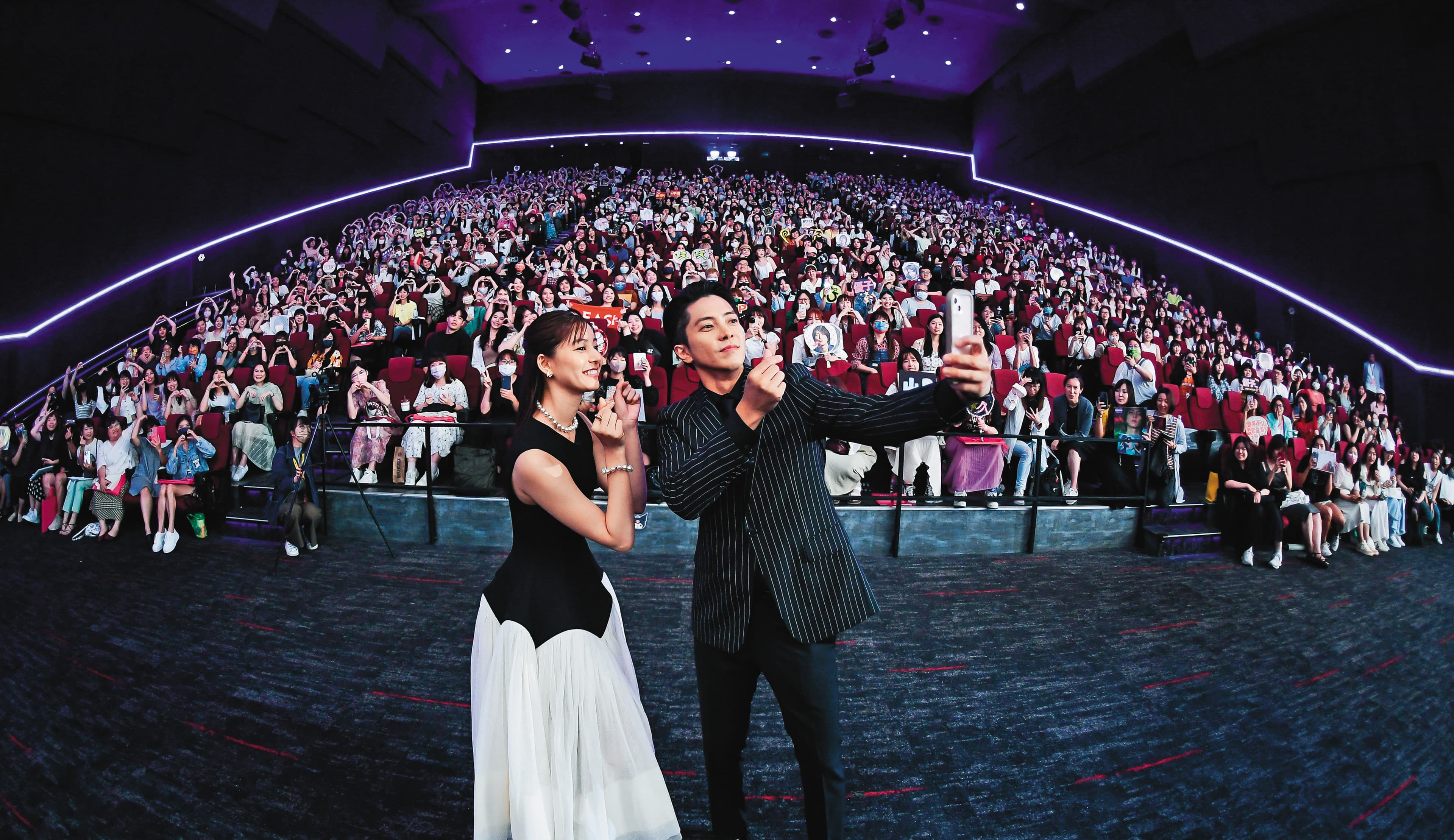山下智久（右）與新木優子（左）在台出席3場《SEE HEAR LOVE看不見聽不見也愛你》放映，親切與台灣影迷合影留念。（天馬行空提供）