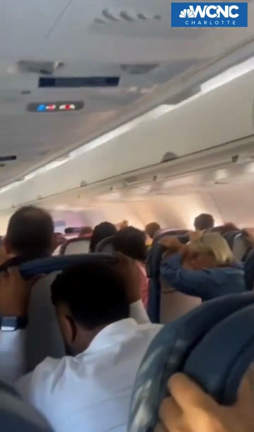 機上乘客並無過度驚慌或大聲喧鬧，聽從機長的指示緊抓前座椅背。（翻攝自推特）