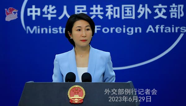 中國外交部發言人毛寧直言，「我們對布林肯有關言論表示不滿」。（翻攝自中國外交部官網）