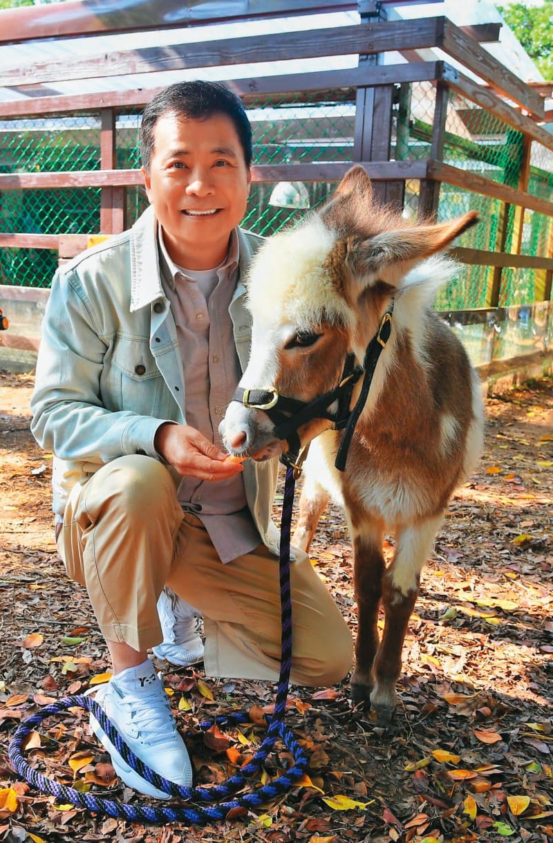 張榮華為保育野生動物，斥資上億元從非洲引進長頸鹿等動物，未料遭部屬李天怡等人詐騙。（三立提供）