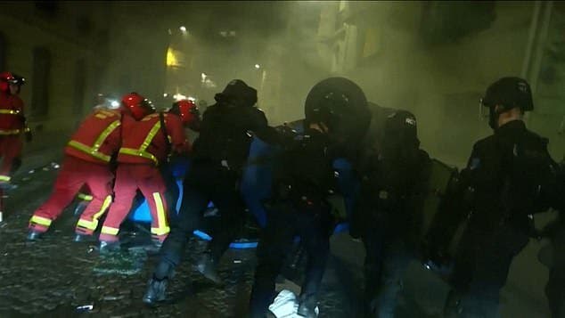 警消試圖控制暴動影響範圍。（翻自《每日郵報》）