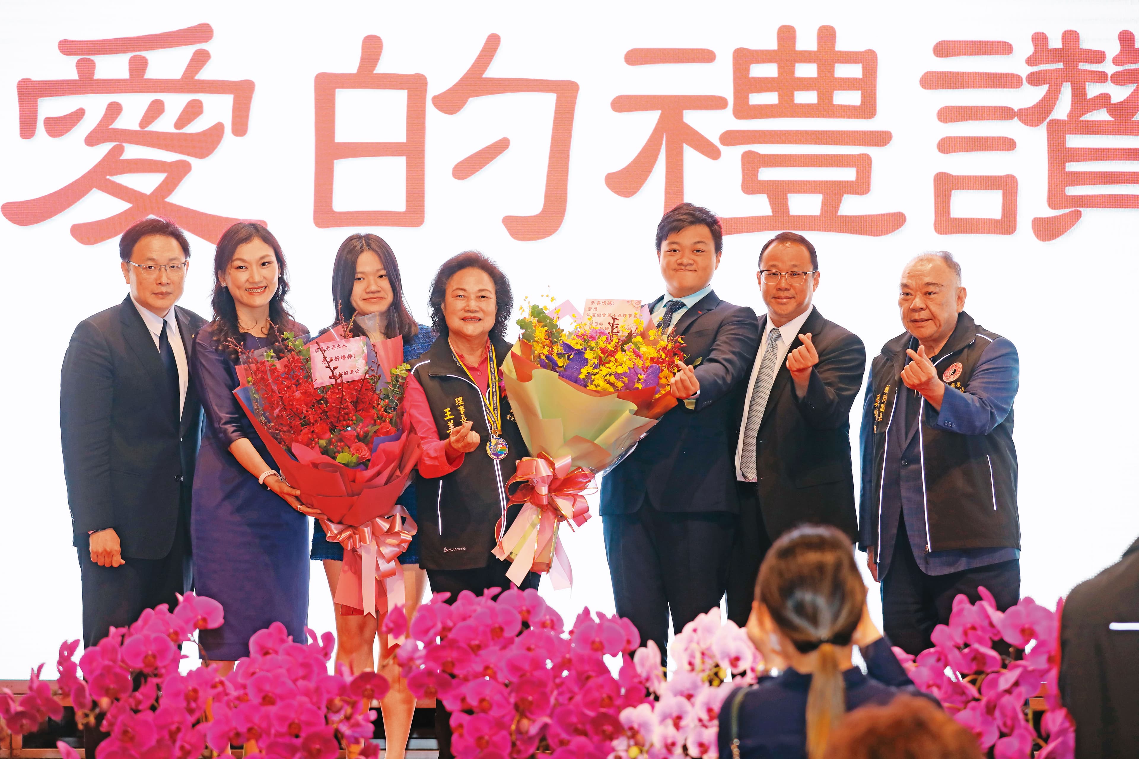 王美雲接任中華道教玄天上帝弘道協會第7屆理事長，先生吳寶田及家人都到場祝賀。