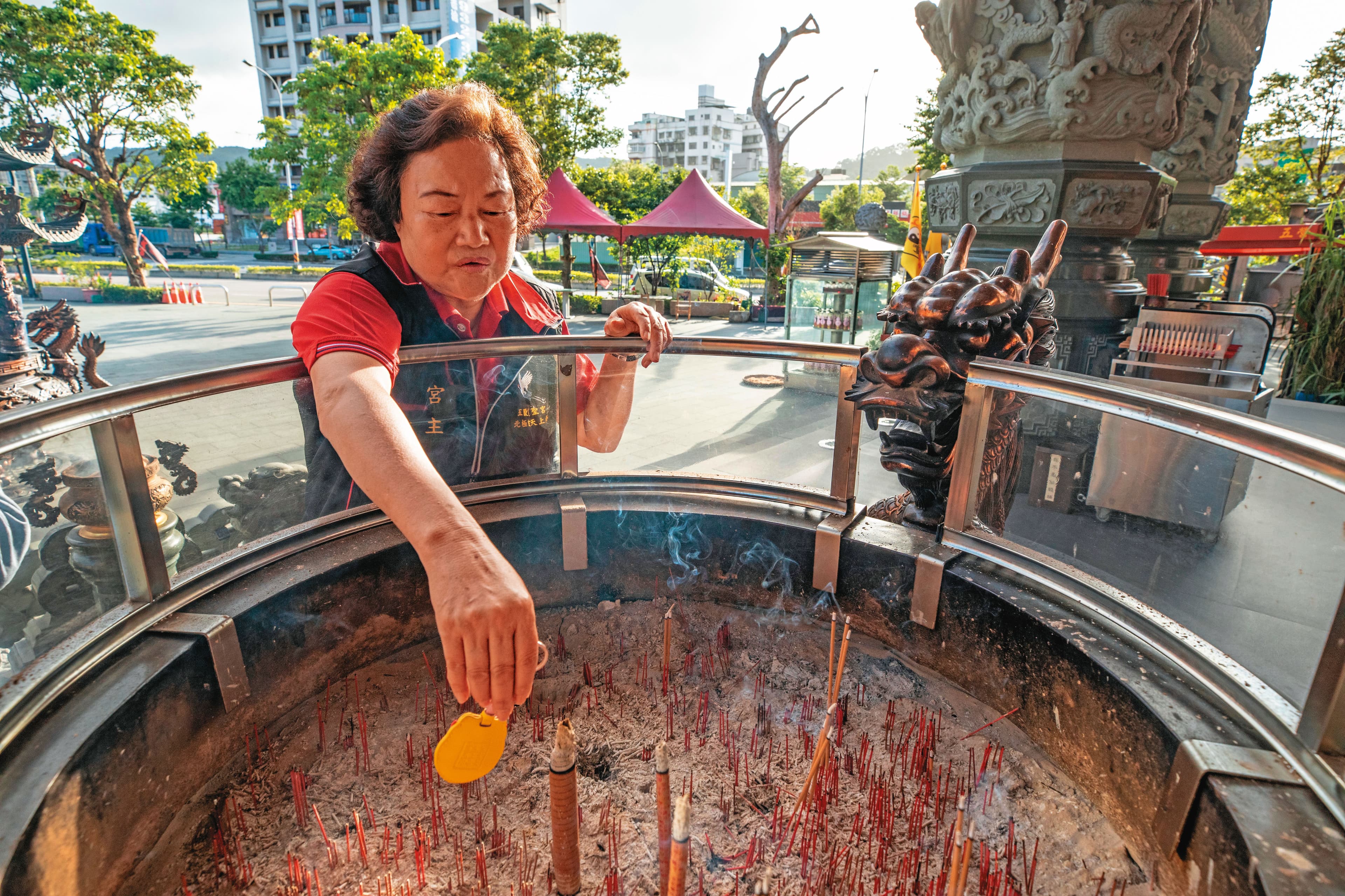 王美雲穿著樸實、作風低調，幾乎天天在賀聖宮忙進忙出。