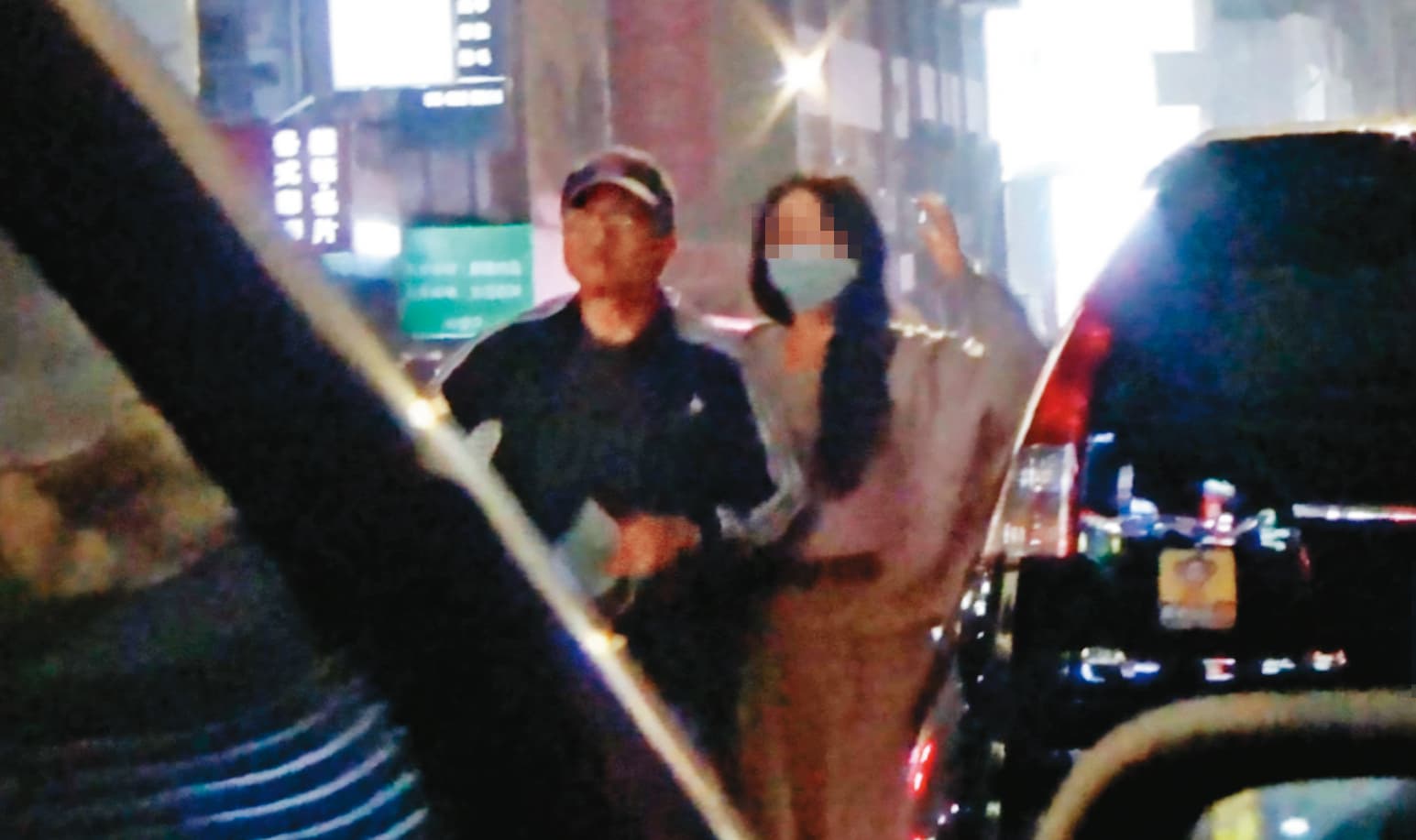 04/13 21:15 賴智明與吳女在外會避免親密互動，最多併肩而行。（讀者提供）
