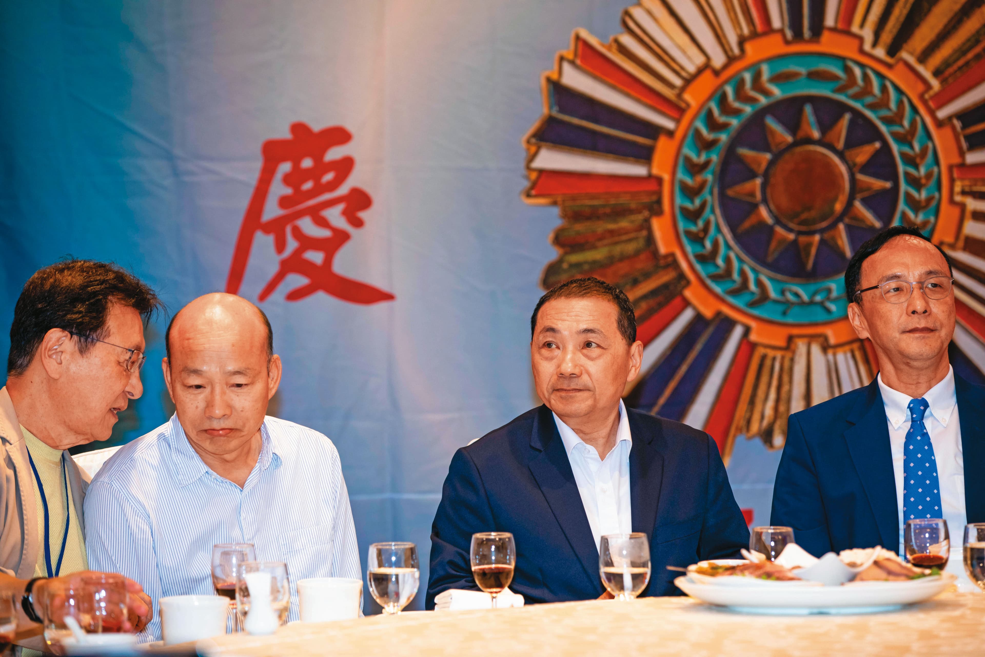 侯友宜多份民調落後居老三，近日與韓國瑜同框的座位距離遭解讀有鴻溝，柯營直言：「侯就等國民黨內部收拾他就好！」