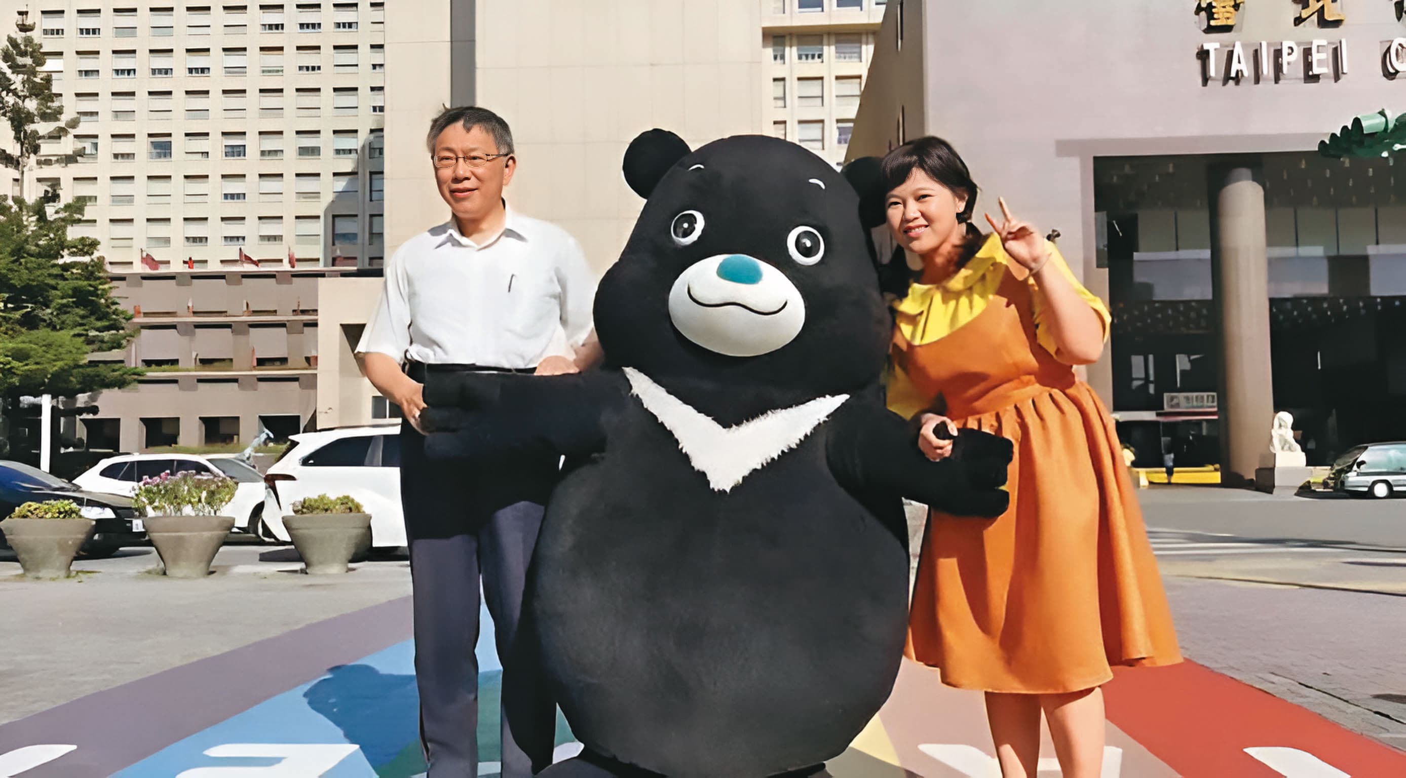 柯文哲聲勢漲，藍綠小雞近日出現蹭柯現象，不只藍營游淑慧邀柯站台，連綠營「柯黑大魔王」王世堅都稱可能綠白合。