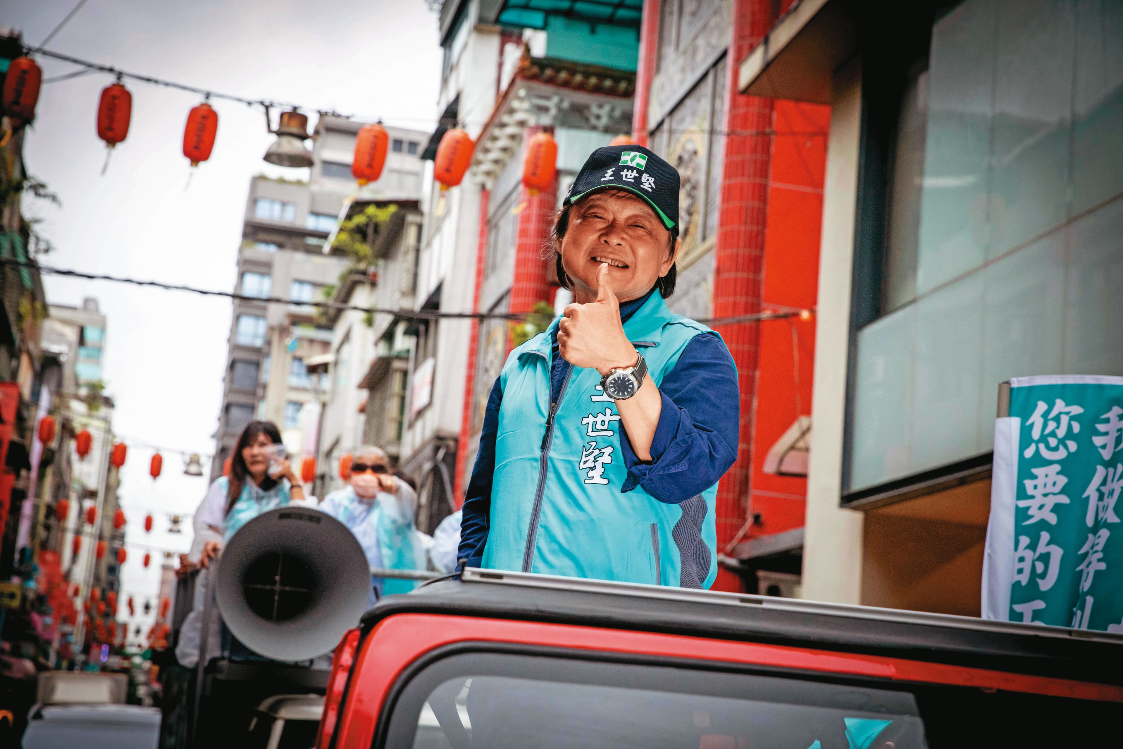 柯文哲聲勢漲，藍綠小雞近日出現蹭柯現象，不只藍營游淑慧邀柯站台，連綠營「柯黑大魔王」王世堅都稱可能綠白合。