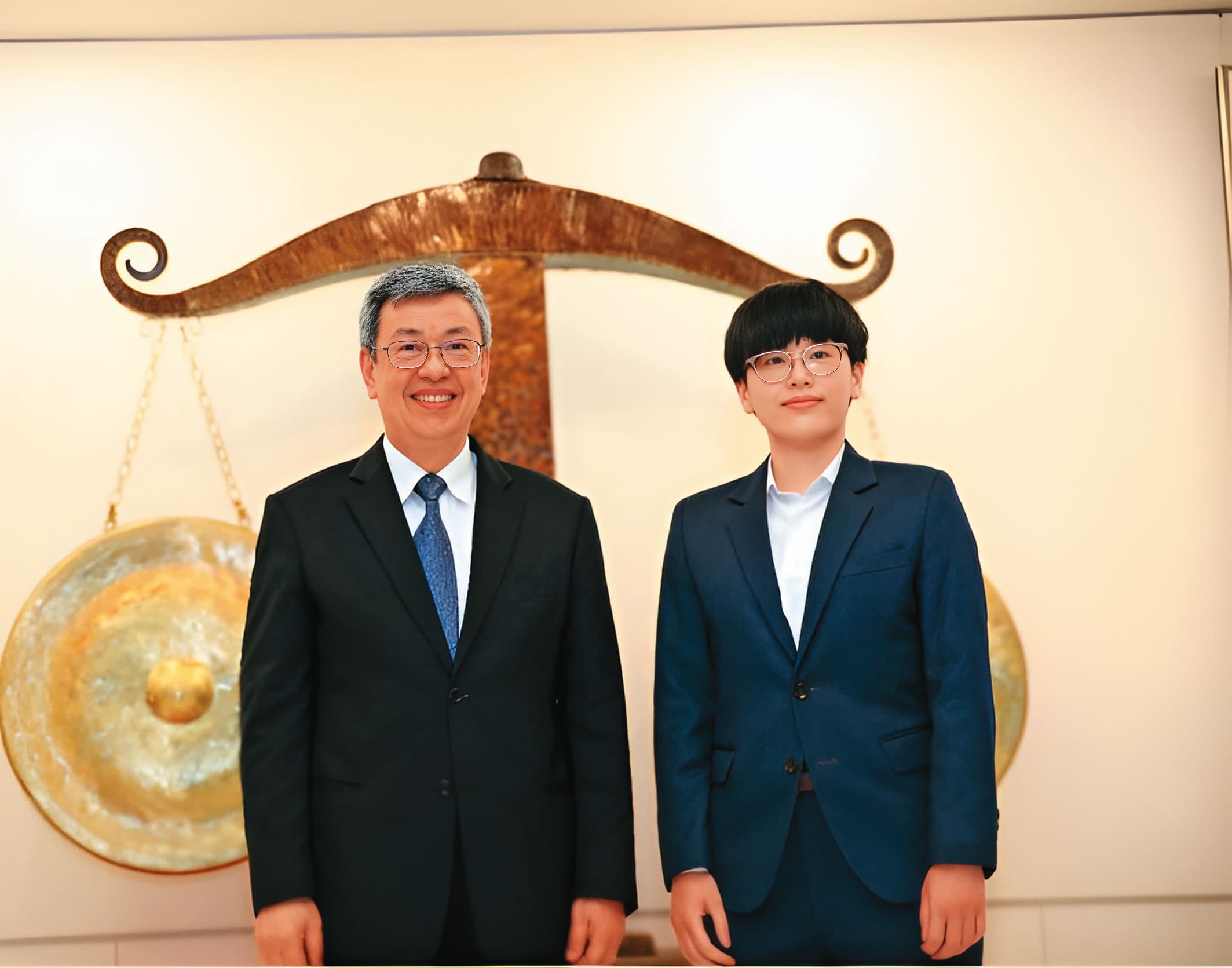 承辦此案的檢察官江玟萱（右）打詐有功，獲行政院長陳建仁當面慰勉。（士林地檢署提供）