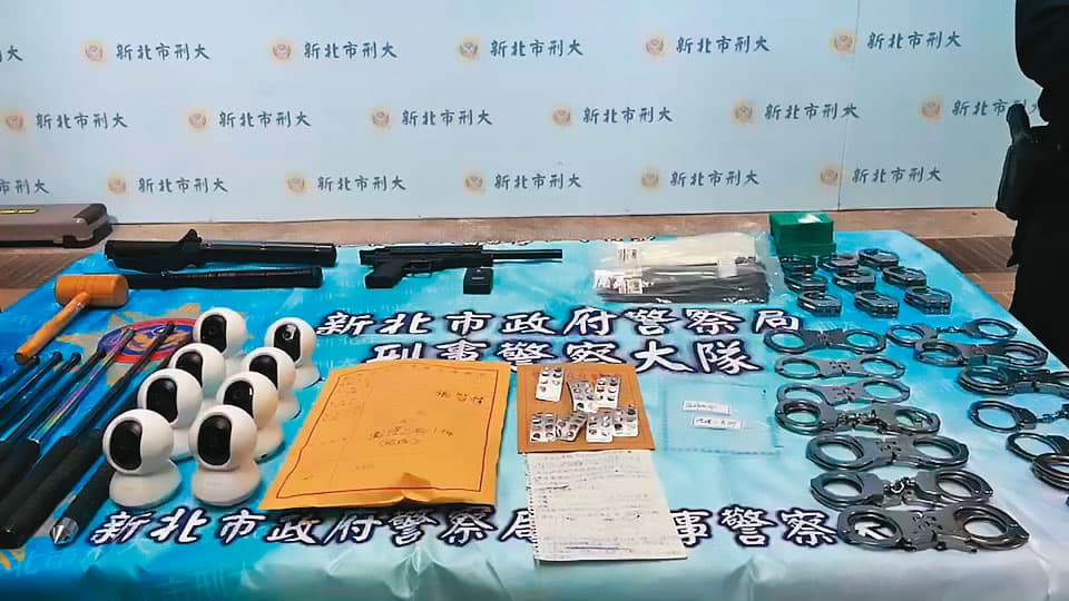 警方查扣詐團的做案工具，數量眾多擺滿整桌。（警方提供）