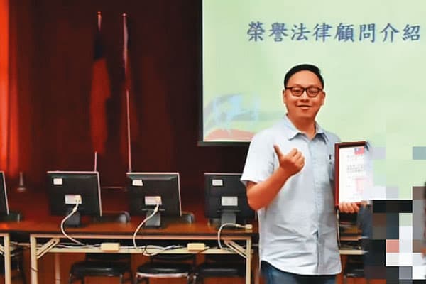 律師陳士綱（圖）協助杜承哲監控成員口供內容及偵辦進度。（翻攝陳男律師事務所臉書）