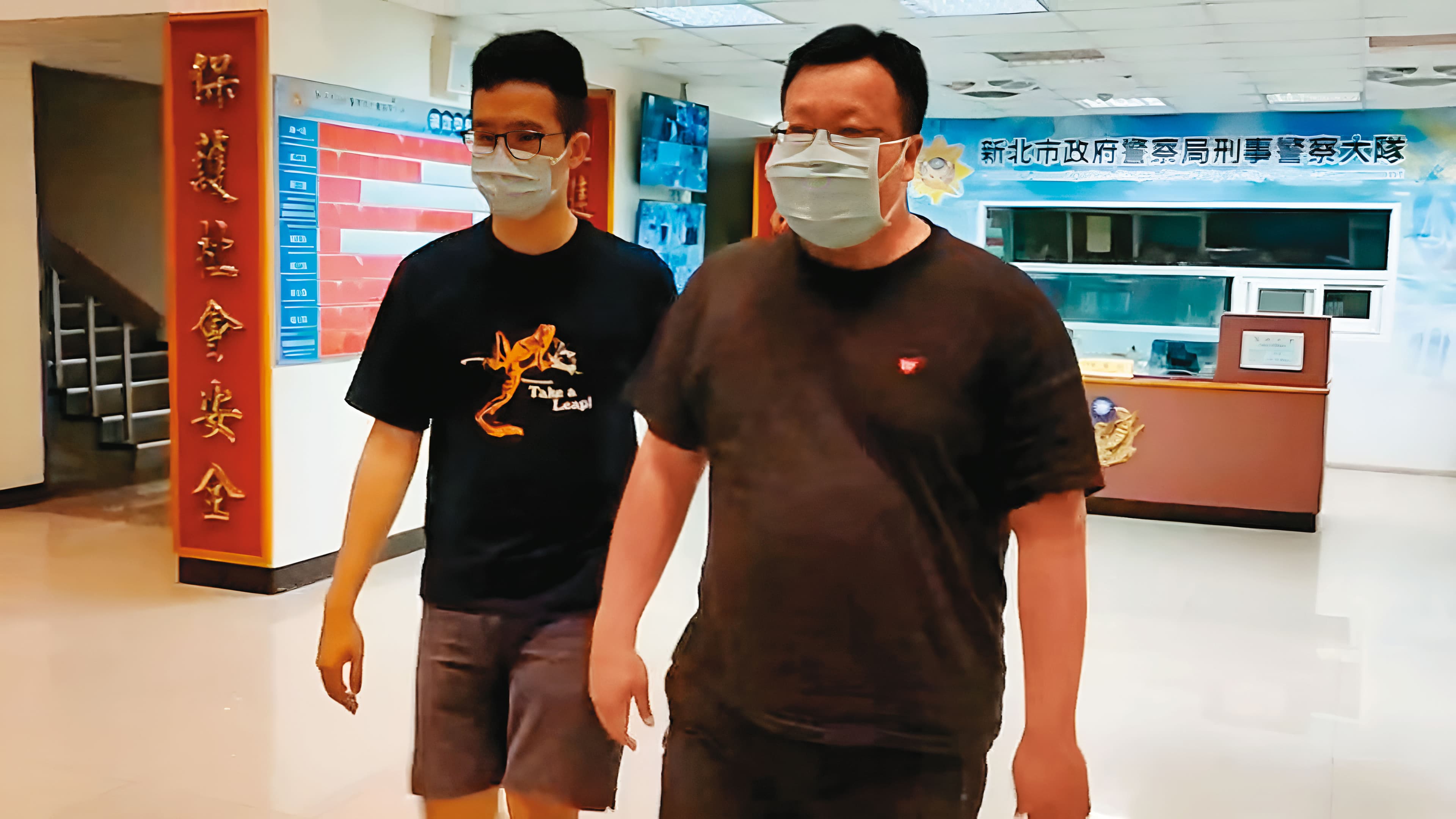 寧夏路派出所長葉育忻（右）涉嫌洩露個資及偽造公文書，助杜承哲黑吃黑。（翻攝鏡新聞）
