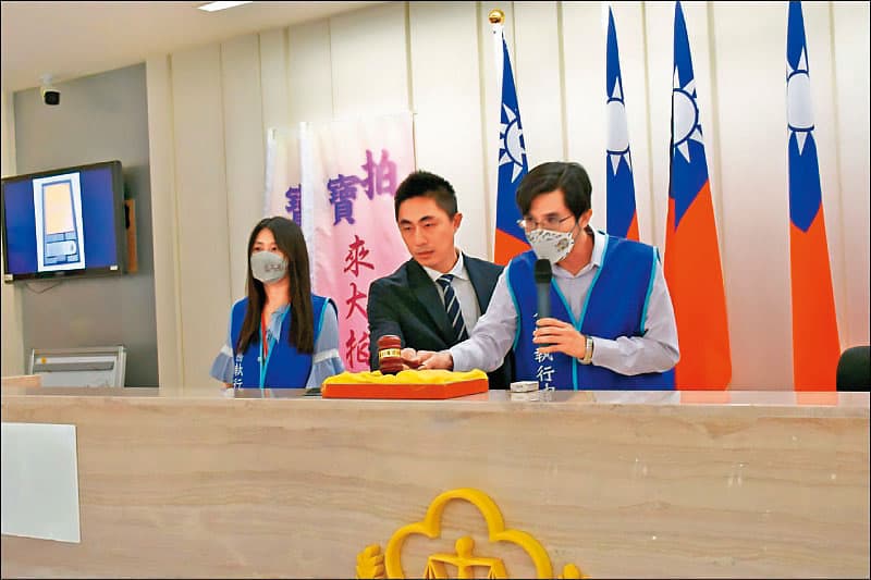 承辦主任檢察官曾揚嶺（中）親自拍賣查扣到的泰達幣冷錢包。（士林分署提供）