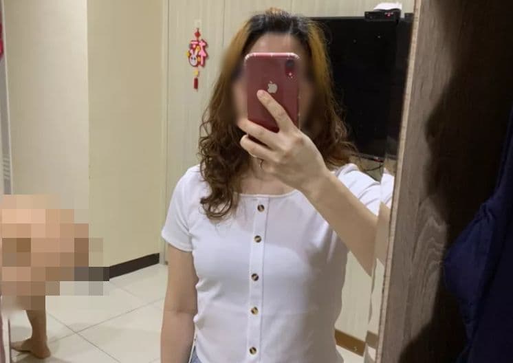 一名女買家上傳自拍試穿狀況，卻意外把身後的男伴給出賣。（翻攝自蝦皮購物）