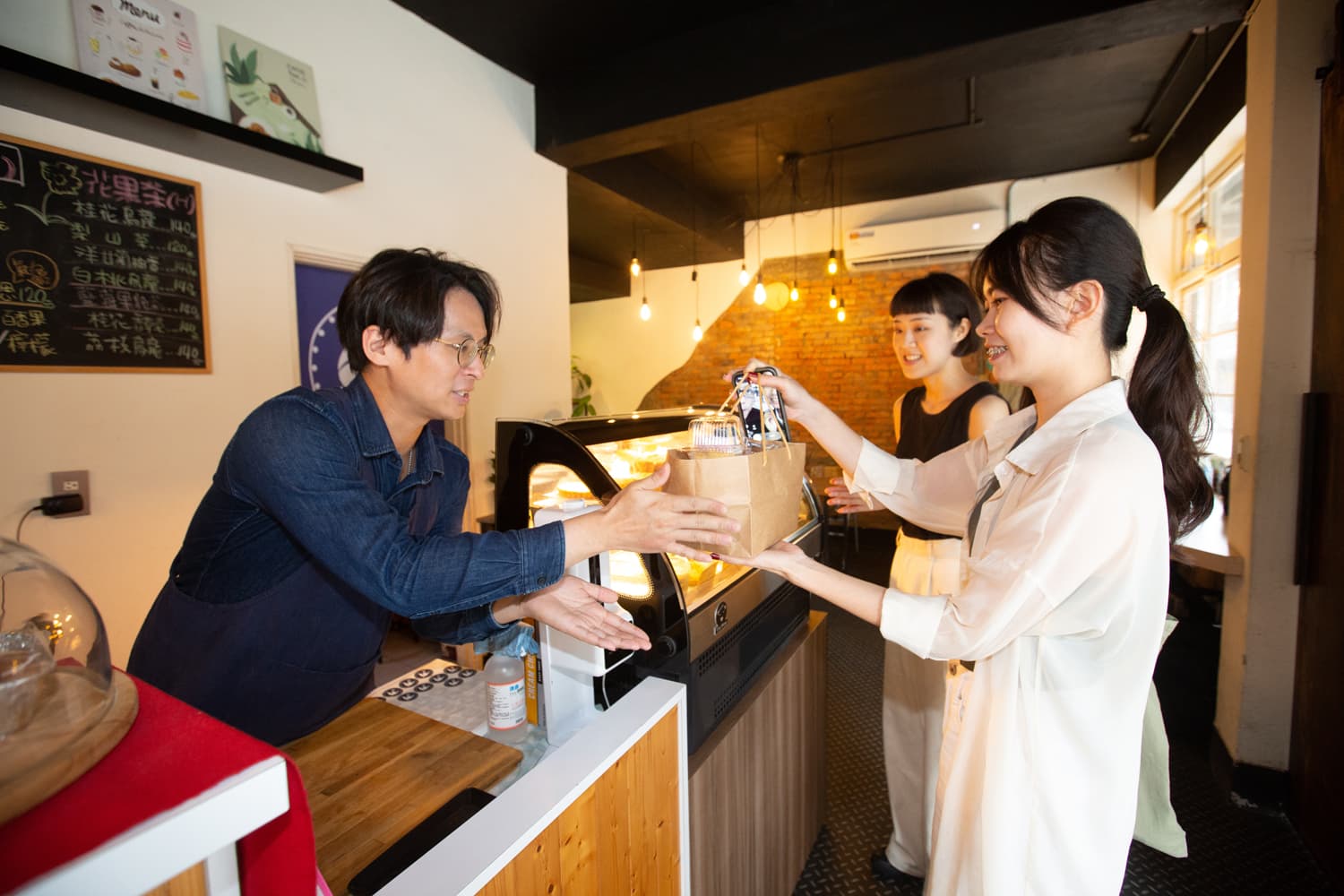 拿拿摳（左）經營YouTube「厭世甜點店」頻道4年，許多粉絲會特別前往給冷鴿手作甜點朝聖。