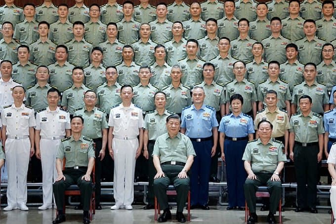 習近平與眾軍官合影。（翻自微博）