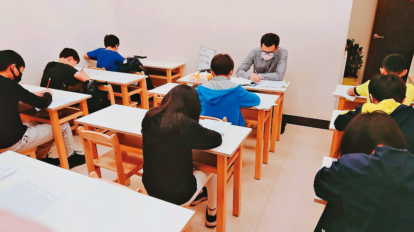 徐薇英文新竹權慧分校提供英文及數學等課程，學生約百人。（翻攝權慧資優教育臉書）