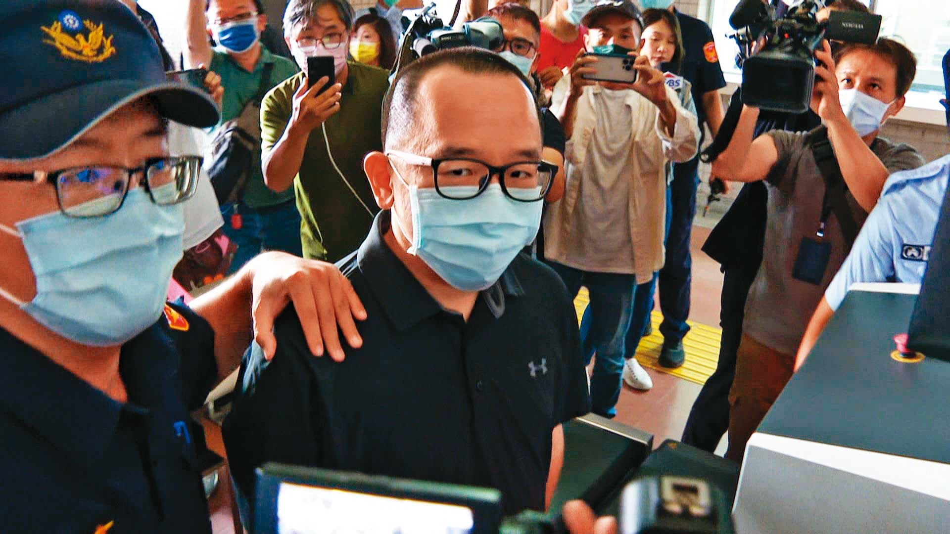 前高雄市議員陳致中（中）因洗錢、偽證罪，遭判刑定讞，今年5月入監服刑。（翻攝鏡新聞）