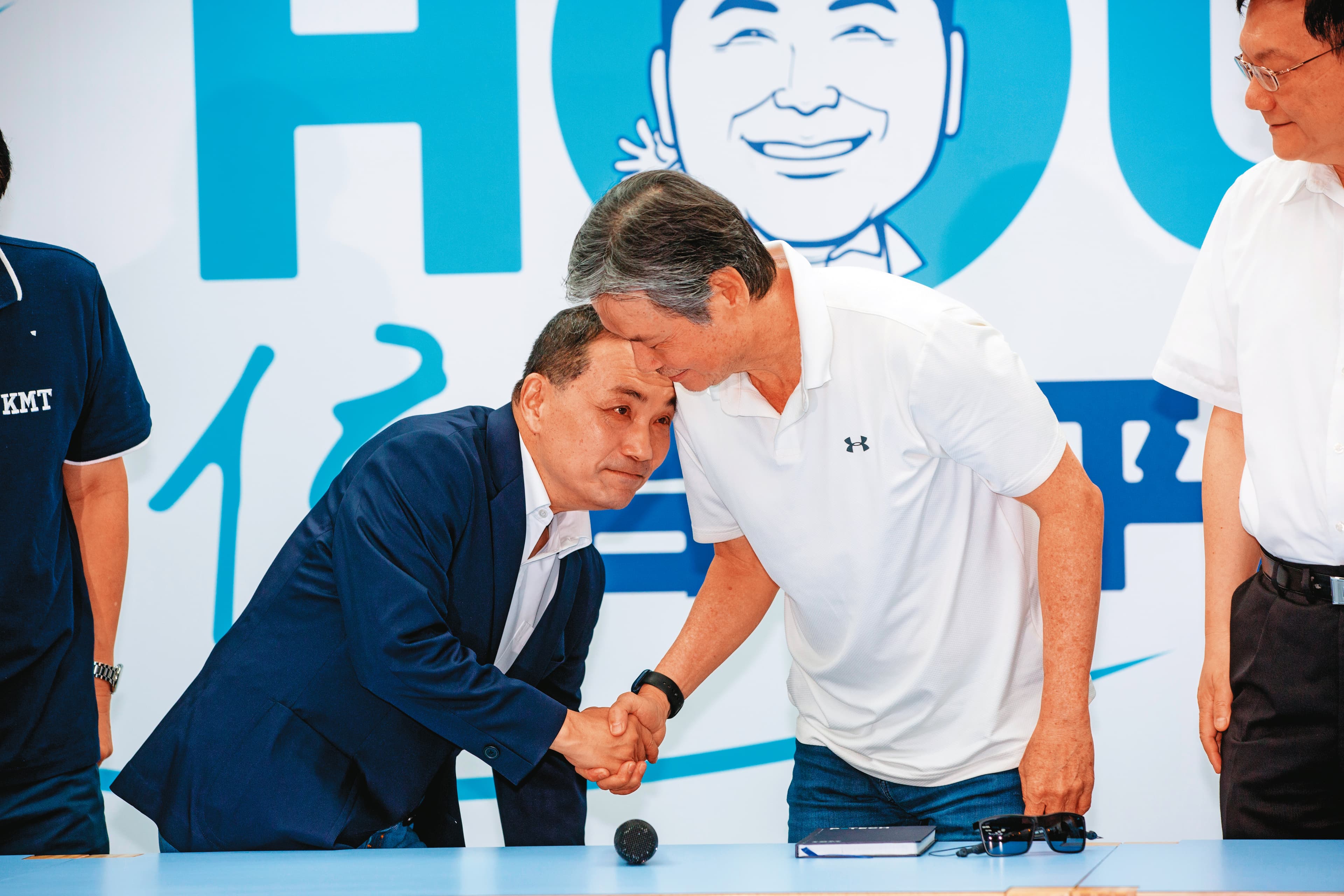 侯友宜（左）力邀金溥聰（右）入陣操盤，盼借重金的政治能量穩定軍心，為選情止血。