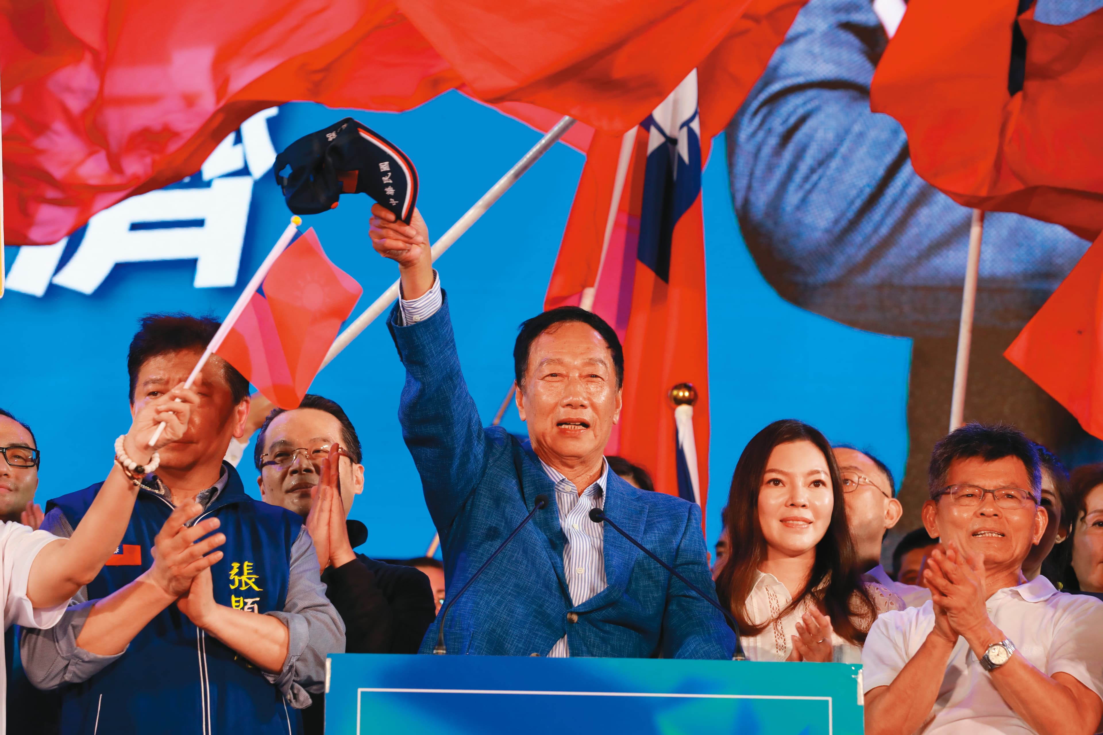 搶在國民黨全代會召開前，郭台銘將出席北中南3場粉絲見面會，被視為另類造勢。