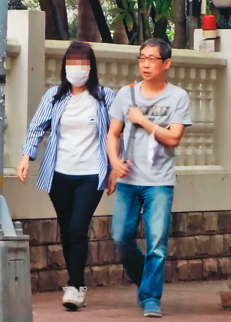 張晉源（右）陪太太（左）在新店住家附近散步，卻周旋於其他3女之間。