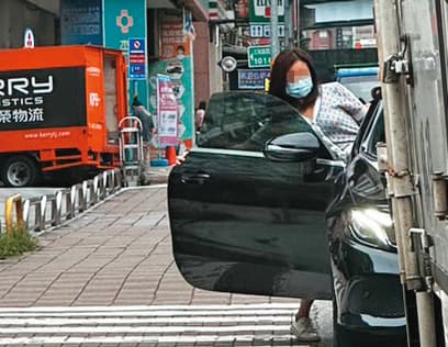 4月20日15：14，C女一出三重三和國中捷運站，立即熟門熟路地打開張晉源停在路邊的賓士車門，快速坐入副駕駛座。