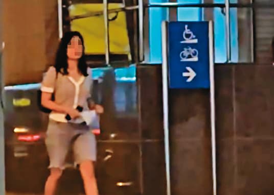 4月20日19：52，C女穿著短褲，一身年輕打扮，完全看不出是2個孩子的媽。