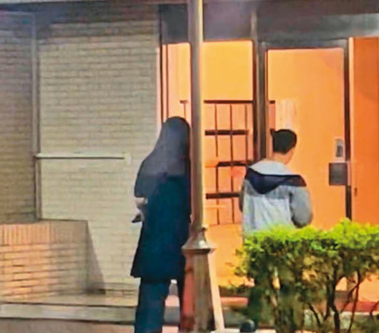 4月26日16：30，張晉源（右）與A女（左）拜拜後，友人送他們回A女處所。