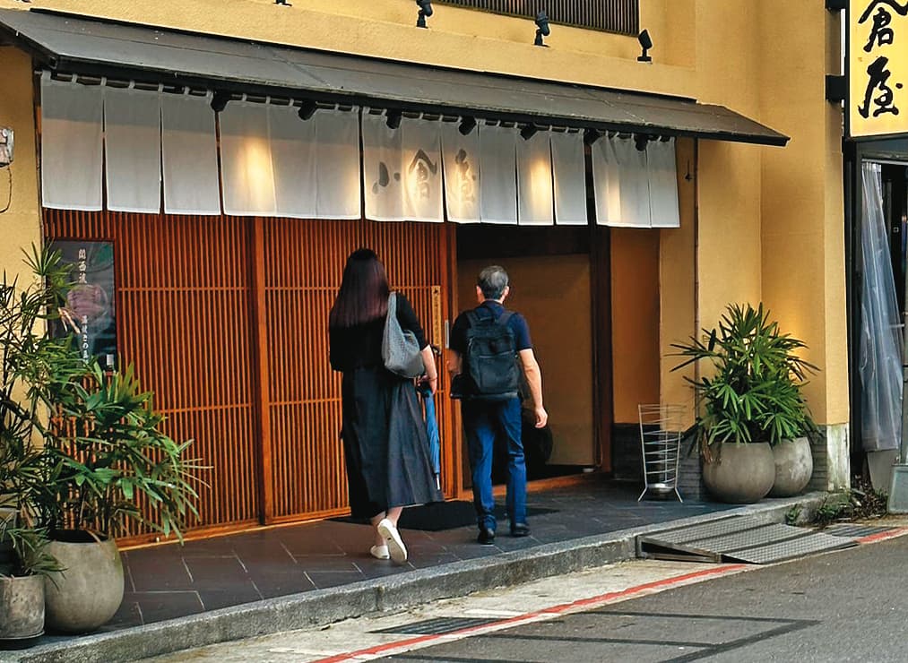 4月19日13：00，張晉源（右）與A女（左）上門光顧的小倉屋，是日本北九州小倉百年鰻魚飯排隊名店田舍庵的首家海外分店，進駐台北東區小巷，成為米其林名店。