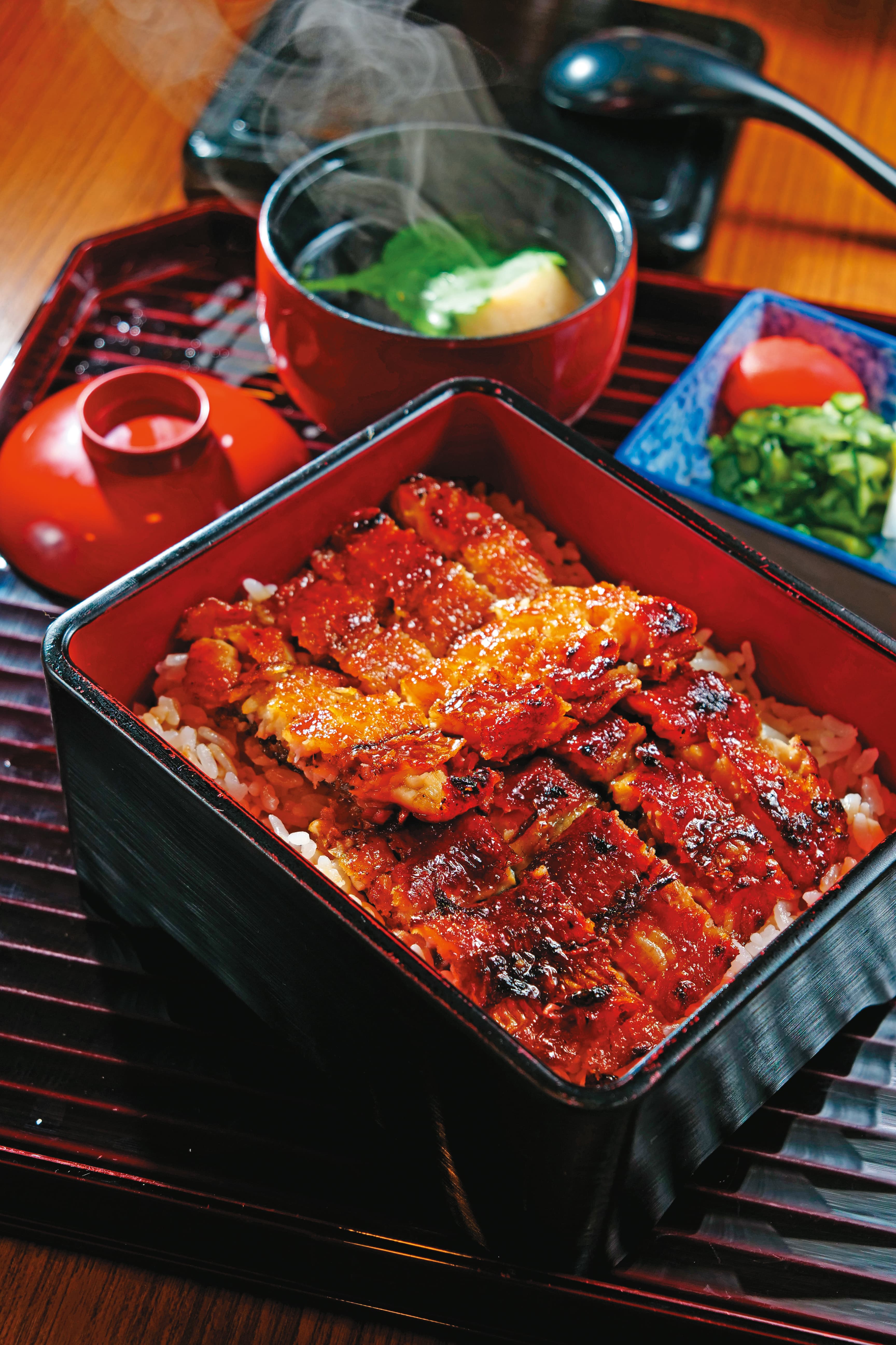 4月19日13：00，張晉源與A女上門光顧的小倉屋，是日本北九州小倉百年鰻魚飯排隊名店田舍庵的首家海外分店，進駐台北東區小巷，成為米其林名店。