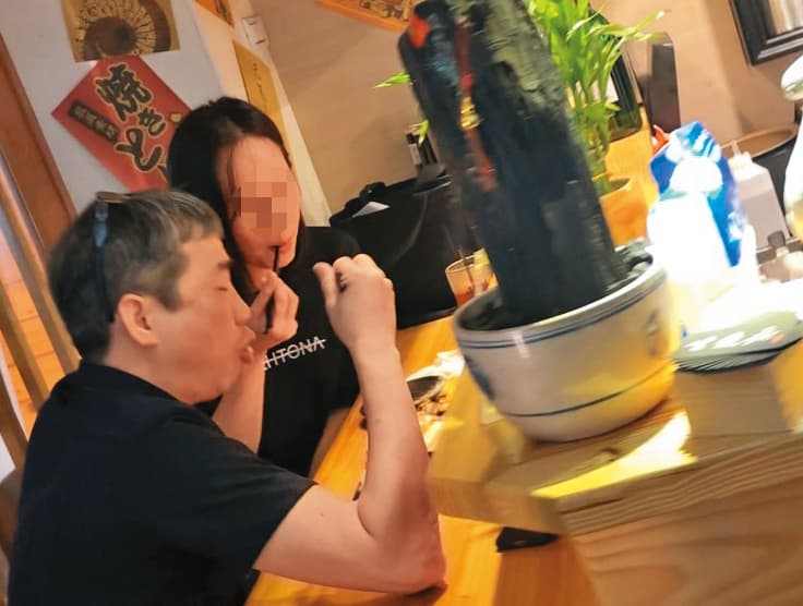 4月19日22：05，張晉源（左）與B小姐（右）離開摩鐵後，到板橋三民路小巷的名店竺日居居酒屋大啖美食。