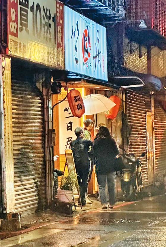 4月19日21：50，張晉源與B小姐離開摩鐵後，到板橋三民路小巷的名店竺日居居酒屋大啖美食。