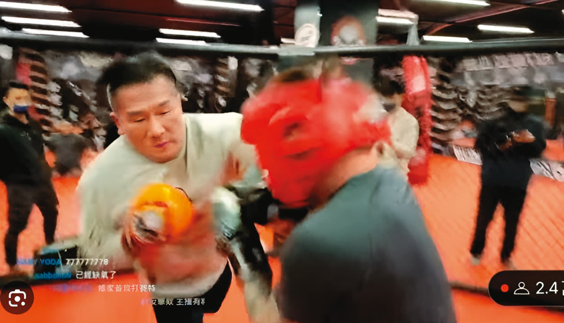 館長（左）和Toyz的拳擊教練是同一人，館長也在Toyz敗戰後暖心抖內。（翻攝自網路）
