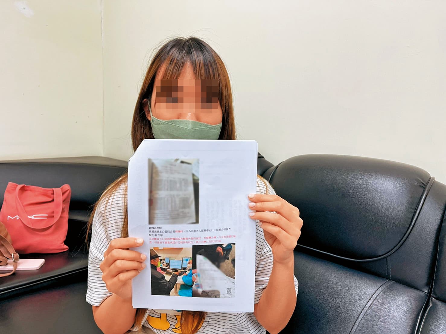 張小姐出示相關文件，控訴行天宮誘騙父親房產。