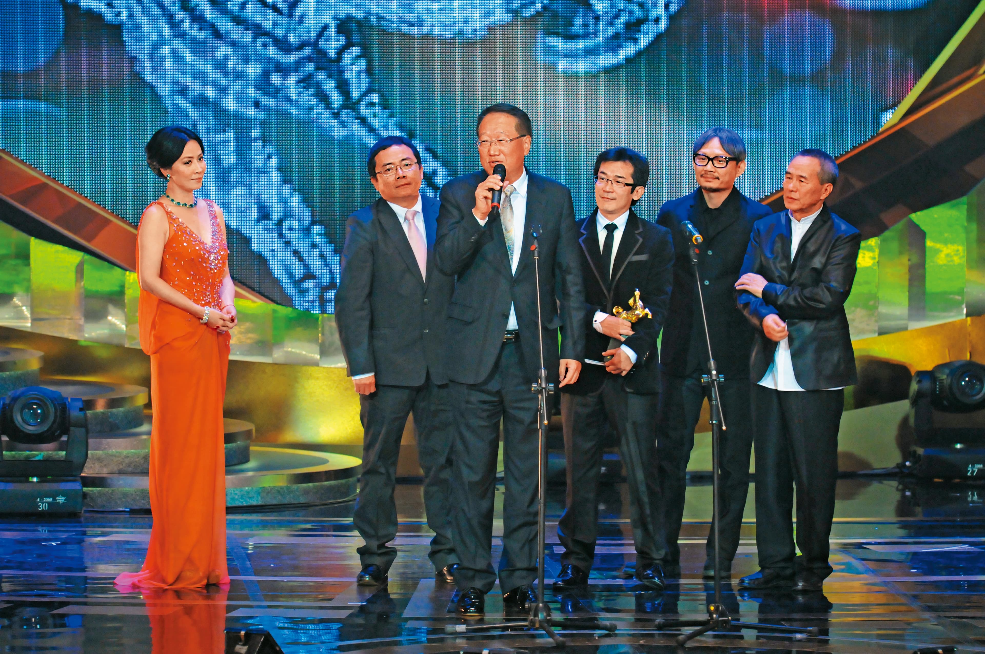 中影董事長郭台強（右4）與魏德聖（右3）出席2011年48屆金馬獎共享榮耀，如今鬧翻。